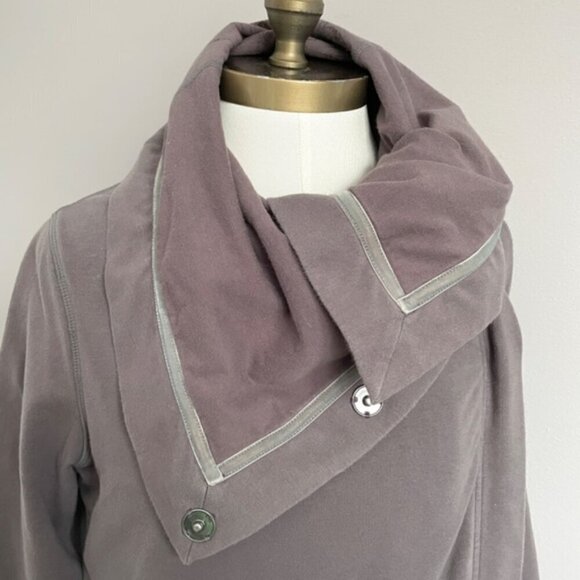 Lululemon Gray Savasana Wrap w/ Butterfly Print - 4/Small 🦋 - Picture 3 of 12